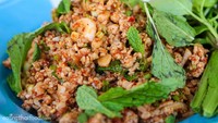 Larb Mote Daeng merupakan salad semut merah yang populer di Thailand. Salad ini disajikan dengan rempah dan cabe. Foto: Site Culinary/Visual