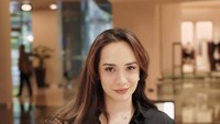 Pada Rabu, 16 April 2025, Arya Saloka dikabarkan mengajukan gugatan cerai terhadap istrinya, Puteri Anne. Gugatan ini diajukan ke Pengadilan Agama Jakarta Selatan. Foto: Instagram @Instagram @anneofficial1990