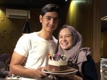 10 Potret Seru Puteri Anne Makan bareng Keluarga dan Teman