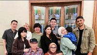 Wanita kelahiran 1990 itu juga sempat merayakan momen spesial bersama Arya Saloka dan orang tuanya. Kue ulang tahun sampai lava cake menemani momen bahagia mereka. Foto: Instagram @Instagram @anneofficial1990
