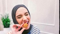 Wanita kelahiran Semarang ini sempat terlihat potretnya menikmati aneka gorengan. Ada samosa hingga bitterballen. Foto: Instagram @Instagram @anneofficial1990