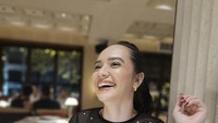 Meskipun hubungannya dengan Arya Saloka tidak berjalan mulus, tetapi Puteri Anne selalu menampilkan kebahagiaannya. Kali ini ia tersenyum siap menikmati makanan enak di sebuah restoran. Foto: Instagram @Instagram @anneofficial1990