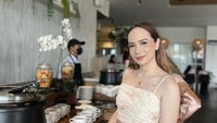 Puteri Anne berpose cantik ketika mengambil sup di buffet restoran yang ia nikmati sebagai menu sarapan. Foto: Instagram @Instagram @anneofficial1990