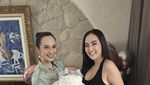 10 Potret Seru Puteri Anne Makan bareng Keluarga dan Teman