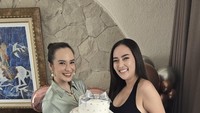 Desember lalu, wanita 34 tahun itu memberi kejutan ke salah satu temannya. Ia menyiapkan kue spesial buatan Sugar High Patisserie. Foto: Instagram @Instagram @anneofficial1990