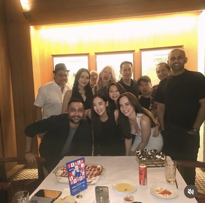10 Potret Seru Puteri Anne Makan bareng Keluarga dan Teman 10 Potret Seru Puteri Anne Makan bareng Keluarga dan Teman