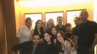 Puteri Anne juga kerap hangout dan makan bareng teman. Salah satunya ketika merayakan ulang tahun temannya dengan cake cokelat dan strawberry. Foto: Instagram @Instagram @anneofficial1990
