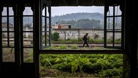 Warga berjalan menyusuri rel kereta api non aktif di Stasiun Tagogapu, Padalarang, Kabupaten Bandung Barat, Jawa Barat, Rabu (16/4/2025).