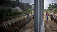 Pemerintah Daerah Provinsi Jawa Barat berencana melakukan reaktivasi 11 jalur kereta api diantaranya Banjarjulang, Bandung-Ciwidey, Garut-Cikaceng, Rancaekek-Tanjungsari dan Cipatat-Padalarang.