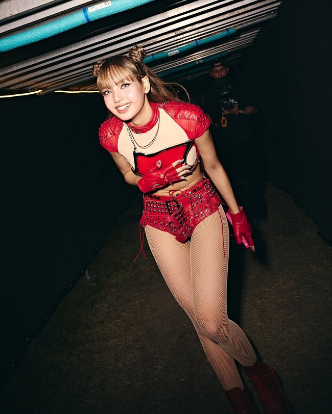 Penampilannya dilengkapi dengan detail stocking jaring-jaring, hand gloves merah, hingga tatanan rambut bun ala Pucca. Foto: Instagram