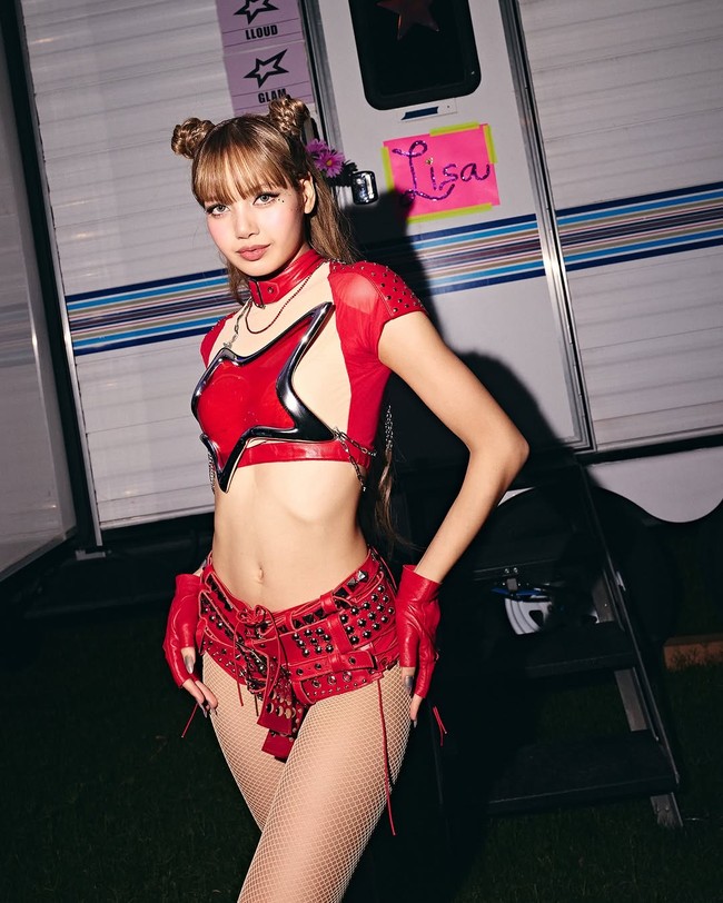 Lisa dan Jennie sama-sama memakai hot pants merah untuk solo stage mereka di Coachella 2025. Bahkan celana mereka memiliki aksen belt bertumpuk yang serupa. Foto: Instagram