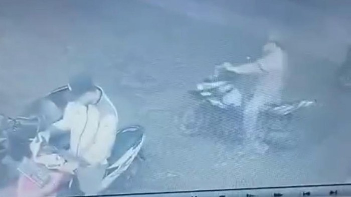 Aksi pencurian motor di Lubuklinggau terekam CCTV.