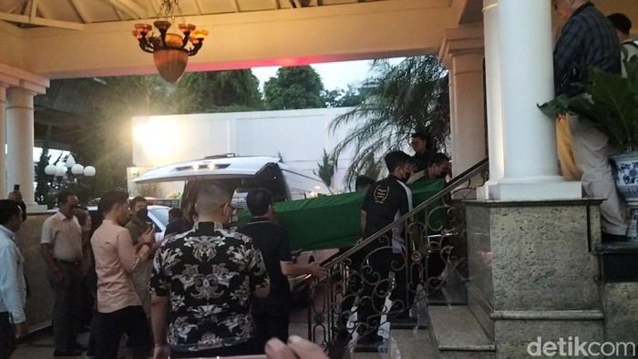 Ambulans pembawa jenazah Hotma Sitompoel tiba di rumah duka. (Maulani/detikcom)