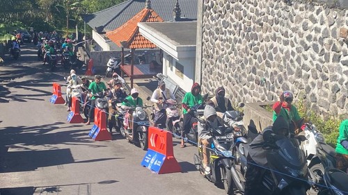 Antrean pengojek di kawasan Manik Mas, Pura Agung Besakih, Karangasem, untuk mendapatkan giliran mengantar penumpang saat upacara IBTK 2025, Rabu (16/4/2025). (Selamat Juniasa/detikBali)