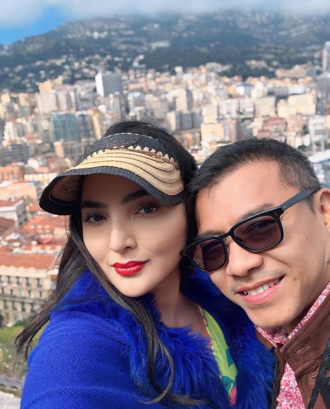 Liburan bersama keluarga, Ashanty terlihat kompak dan mesra dengan suaminya, Anang Hermansyah. Tampak mereka berpose berdua dengan latar belakang gedung-gedung dan rumah-rumah di Monako. Foto: Instagram/@ashanty_ash