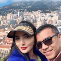 Liburan bersama keluarga, Ashanty terlihat kompak dan mesra dengan suaminya, Anang Hermansyah. Tampak mereka berpose berdua dengan latar belakang gedung-gedung dan rumah-rumah di Monako. Foto: Instagram/@ashanty_ash