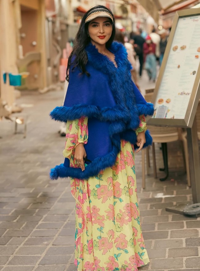 Tampil colorful, penampilan Ashanty curi atensi. Ia tampak memadukan dress kuning panjang bermotif floral dengan mantel bulu warna biru elektrik. Foto: Instagram/@ashanty_ash