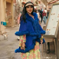 Tampil colorful, penampilan Ashanty curi atensi. Ia tampak memadukan dress kuning panjang bermotif floral dengan mantel bulu warna biru elektrik. Foto: Instagram/@ashanty_ash