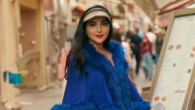 8 Gaya Ashanty di Monaco, Padukan Dress Kuning & Mantel Bulu Biru Elektrik