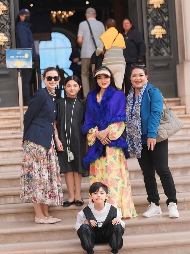 Berpose bersama kedua anaknya, Arsy dan Arsya, serta calon besan dan calon menantunya, Sarah Menzel, outfit Ashanty terlihat paling colorful. Foto: Instagram/@ashanty_ash
