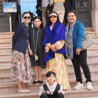Berpose bersama kedua anaknya, Arsy dan Arsya, serta calon besan dan calon menantunya, Sarah Menzel, outfit Ashanty terlihat paling colorful. Foto: Instagram/@ashanty_ash