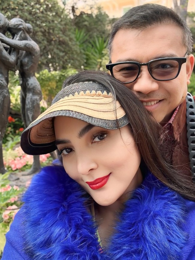 Melengkapi penampilannya Ashanty juga mengenakan visor hat berwarna coklat dan hitam. Penampilannya terlihat makin berwarna dengan pulasan lipstik merah di bibirnya. Foto: Instagram/@ashanty_ash