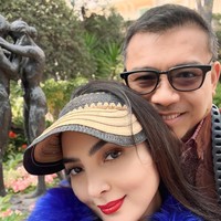 Melengkapi penampilannya Ashanty juga mengenakan visor hat berwarna coklat dan hitam. Penampilannya terlihat makin berwarna dengan pulasan lipstik merah di bibirnya. Foto: Instagram/@ashanty_ash