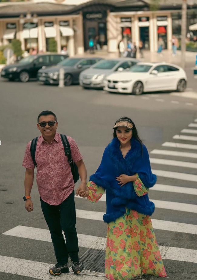 Pasutri yang sebentar lagi akan merayakan anniversary pernikahan ke-13 itu terlihat romantis. Seperti dalam foto, Anang dan Ashanty tampak saling bergandengan saat menyeberang di zebra cross. Foto: Instagram/@ashanty_ash