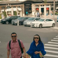 Pasutri yang sebentar lagi akan merayakan anniversary pernikahan ke-13 itu terlihat romantis. Seperti dalam foto, Anang dan Ashanty tampak saling bergandengan saat menyeberang di zebra cross. Foto: Instagram/@ashanty_ash