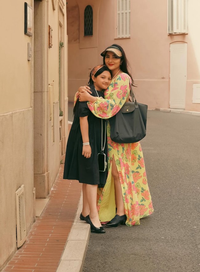 Di salah satu foto tampak Ashanty yang melepas mantel birunya saat berpose bersama Arsy. Terlihat dress kuning panjang itu memiliki belahan di salah satu sisinya. Foto: Instagram/@ashanty_ash