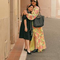 Di salah satu foto tampak Ashanty yang melepas mantel birunya saat berpose bersama Arsy. Terlihat dress kuning panjang itu memiliki belahan di salah satu sisinya. Foto: Instagram/@ashanty_ash