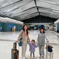 Saat akan berangkat ke Korea Ayu Ting Ting memilih tampil simpel dan sederhana dengan memadukan puffer jaket warna krem dan kaos bertuliskan New York. Untuk bawahannya ia memilih kenakan sweat pants abu-abu. Penampilannya itu kemudian dilengkapi dengan sepasang sneakers dan tas berwarna hijau turquoise. Foto: Instagram/@ayutingting92