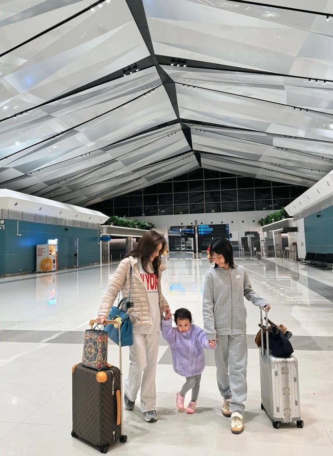 Pose bareng anak dan keponakannya, rupanya tas hijau turquoise itu berasal dari merek mewah Hermes. Hermes Kelly Turquoise Satchel Bag itu diperkirakan berharga sekitar Rp 118,8 juta. Foto: Instagram/@ayutingting92