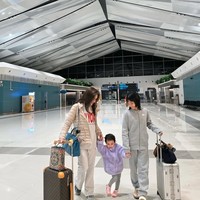 Pose bareng anak dan keponakannya, rupanya tas hijau turquoise itu berasal dari merek mewah Hermes. Hermes Kelly Turquoise Satchel Bag itu diperkirakan berharga sekitar Rp 118,8 juta. Foto: Instagram/@ayutingting92