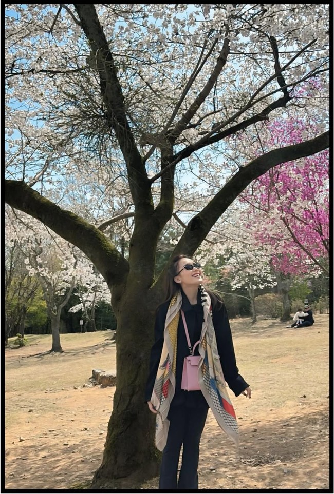 Tak hanya satu, rupanya Ayu membawa beberapa koleksi tas Hermes miliknya. Kali ini wanita 32 tahun itu memilih memadukan tas Hermes pink miliknya dengan pakaian serba hitam. Untuk menambah warna pada tampilannya, Ayu juga mengenakan scarf bermotif yang didominasi warna coklat. Foto: Instagram/@ayutingting92