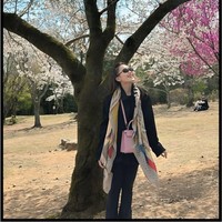 Tak hanya satu, rupanya Ayu membawa beberapa koleksi tas Hermes miliknya. Kali ini wanita 32 tahun itu memilih memadukan tas Hermes pink miliknya dengan pakaian serba hitam. Untuk menambah warna pada tampilannya, Ayu juga mengenakan scarf bermotif yang didominasi warna coklat. Foto: Instagram/@ayutingting92