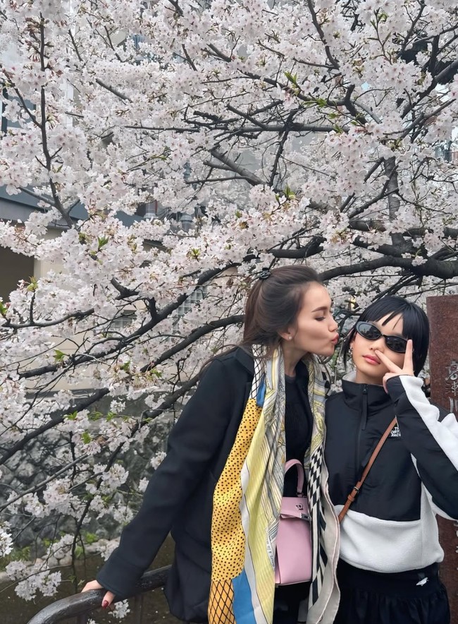 Pose bareng sang putri, Bilqis, yang juga mengenakan pakaian kompak senada, Ayu tampil memukau. Diketahui tas yang dikenakannya itu merupakan Hermes Kelly 20 Pink Mauve Epsom PHW Handbag dan dibanderol dengan harga sekitar Rp 429 juta. Foto: Instagram/@ayutingting92