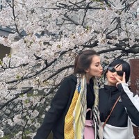 Pose bareng sang putri, Bilqis, yang juga mengenakan pakaian kompak senada, Ayu tampil memukau. Diketahui tas yang dikenakannya itu merupakan Hermes Kelly 20 Pink Mauve Epsom PHW Handbag dan dibanderol dengan harga sekitar Rp 429 juta. Foto: Instagram/@ayutingting92