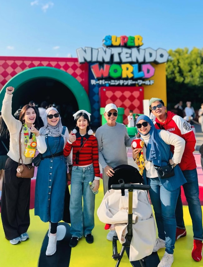 Saat berkunjung ke Universal Studio Japan bersama keluarganya, Ayu kembali mengenakan koleksi tas Hermes miliknya dengan model berbeda. Kali ini ia tampil simpel dengan memadukan sweater krem dan celana panjang kulot hitam. Foto: Instagram/@ayutingting92