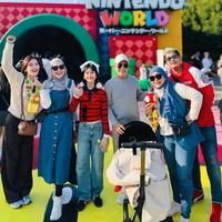 Saat berkunjung ke Universal Studio Japan bersama keluarganya, Ayu kembali mengenakan koleksi tas Hermes miliknya dengan model berbeda. Kali ini ia tampil simpel dengan memadukan sweater krem dan celana panjang kulot hitam. Foto: Instagram/@ayutingting92