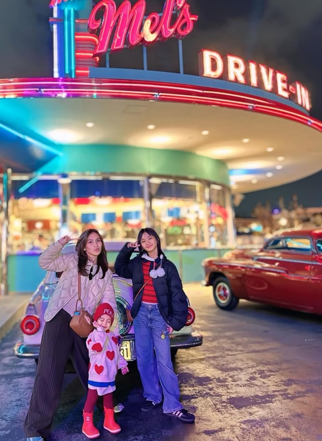 Dalam salah satu foto terlihat outfitnya tersebut ditambahkan dengan jaket warna krem, senada dengan sweaternya. Tasnya sendiri diketahui merupakan Hermes Mini Lindy Bag berwarna coklat yang dibanderol dengan harga sekitar Rp 175 juta. Foto: Instagram/@ayutingting92