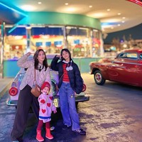 Dalam salah satu foto terlihat outfitnya tersebut ditambahkan dengan jaket warna krem, senada dengan sweaternya. Tasnya sendiri diketahui merupakan Hermes Mini Lindy Bag berwarna coklat yang dibanderol dengan harga sekitar Rp 175 juta. Foto: Instagram/@ayutingting92