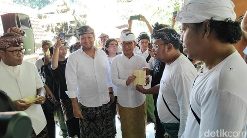 Bupati Badung I Wayan Adi Arnawa bersama Wakil Bupati I Bagus Alit Sucipta menyerahkan simbolis bansos Rp 2 juta jelang hari raya di Abiansemal, Rabu (16/4/2025).