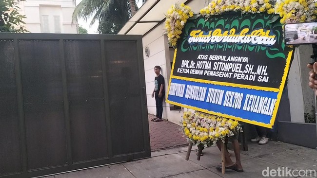 Duka Kepergian Pengacara Kondang Hotma Sitompoel