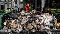 Pekerja sibuk mengolah sampah di TPS 3R Sunter Jaya.