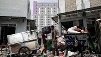 Selain TPS 3R, Pemprov DKI Jakarta juga meresmikan 870 bank sampah baru dan reaktivasi 852 bank sampah yang tidak aktif.  