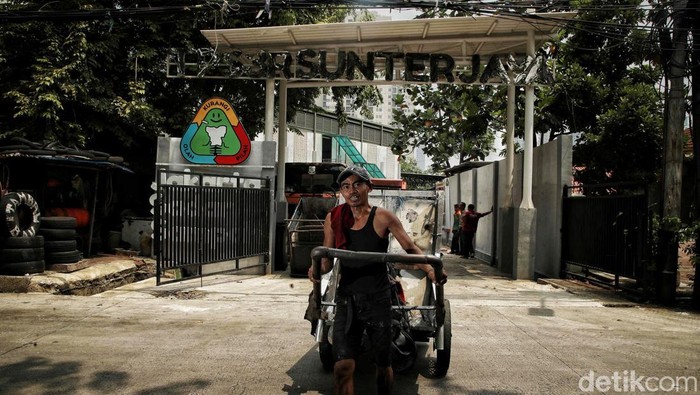 Tempat Pengolahan Sampah Reduce, Reuse, Recycle (TPS 3R) Sunter Jaya telah beroperasi. Yuk lihat pengolahan sampah di TPS 3R yang terletak di Jakarta Utara tersebut.
