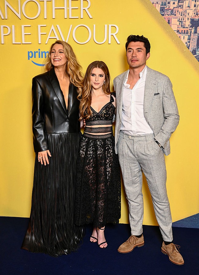 Keduanya tampil kompak dalam sesi foto tersebut, meski sebelumnya Kendrick diduga sempat menyindir Lively saat hadir di acara SXSW. Saat ditanya di red carpet tentang kerja sama dengan Lively untuk prekuel ‘A Simple Favor’, Kendrick hanya tersenyum canggung dan berkata, “Oh, you know…” lalu berjalan pergi. (Foto: Gareth Cattermole/Getty Images)