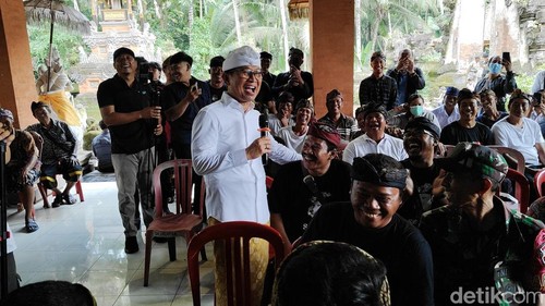 Bupati Badung I Wayan Adi Arnawa bersama Wakil Bupati I Bagus Alit Sucipta menyerahkan simbolis bansos Rp 2 juta jelang hari raya di Abiansemal, Rabu (16/4/2025). (Agus Eka/detikBali)