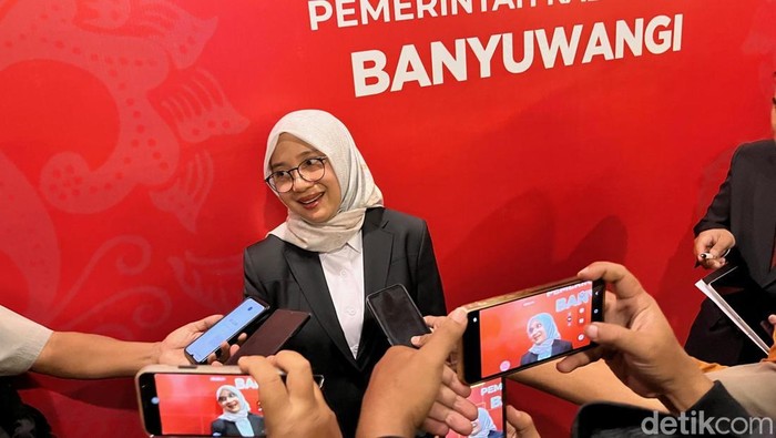 Bupati Banyuwangi Ipuk Fiestiandani saat diwawancarai wartawan terkait BMI Banyuwangi yang hilang di Kamboja.